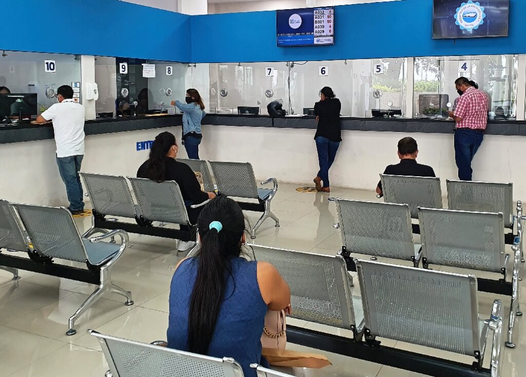 John Reimberg, ministro del Interior, denunció, a través de redes sociales, al registrador de la propiedad de Manta.