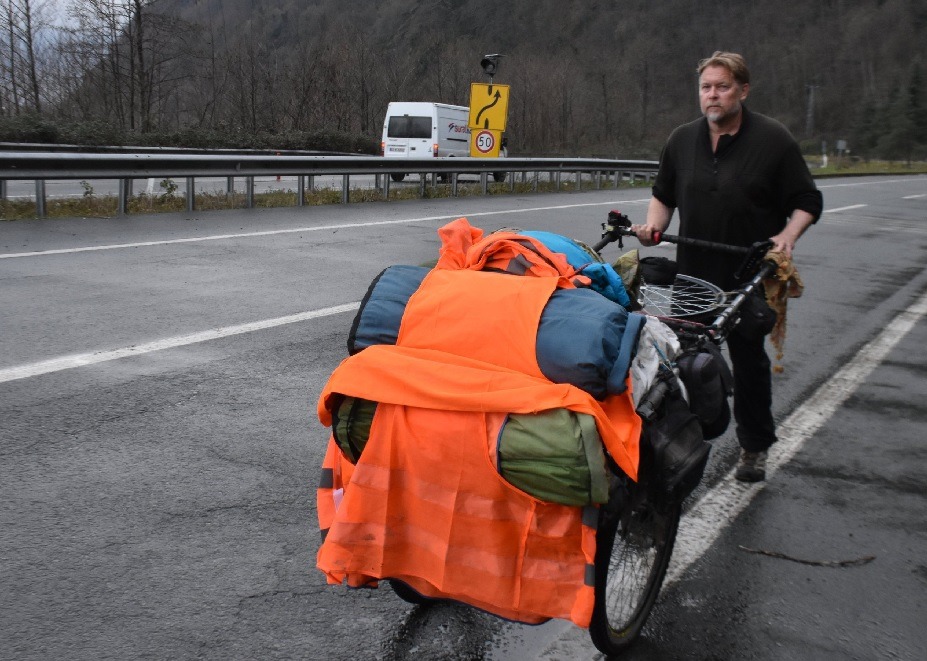 Karl Bushby, un exmilitar británico de 56 años, continúa su travesía épica iniciada en 1998, caminando desde Punta Arenas, Chile.