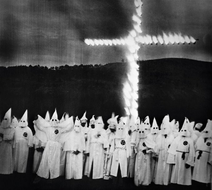 Lo que inició como un club de amigos que buscaban diversión, llegó a convertirse en un movimiento brutal contra la población negra en EEUU. Los supremacistas blancos que canalizaron el odio debajo de una indumentaria y capuchas.