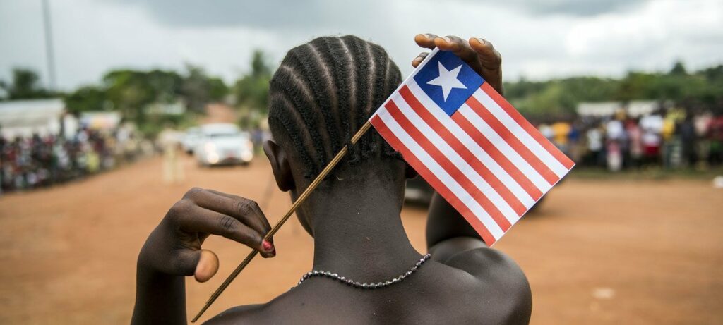 El inglés es el idioma oficial de Liberia y muchos liberianos hablan con acento estadounidense debido a esos lazos históricos con EE.UU.