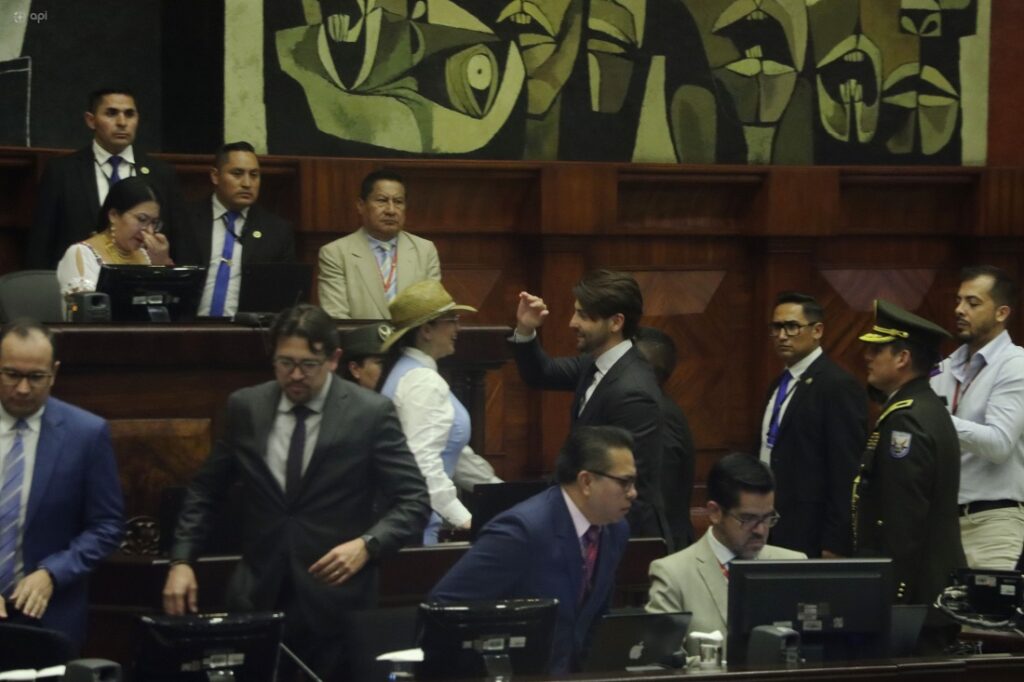 La Asamblea Nacional de Ecuador anunció que 40 personas con lazos de consanguinidad con asambleístas renunciaron
