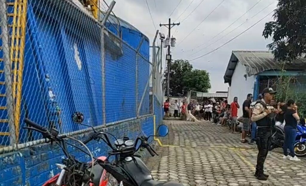 La Policía llegó al lugar para investigar las causas de la muerte de los tres obreros.
