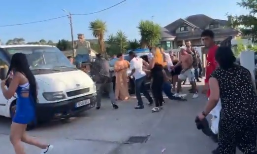 La ciudad de La Coruña, España, permanece en tensión tras una violenta pelea entre dos familias durante una pedida de mano.