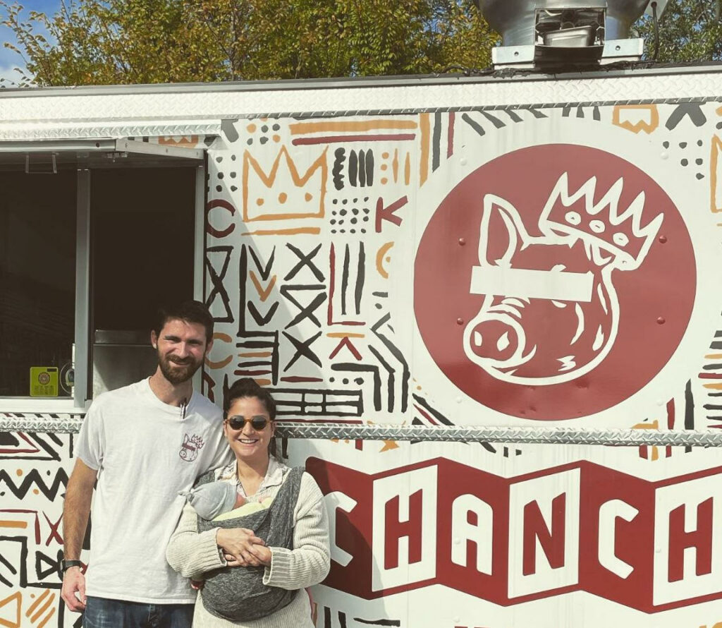 La guayaquileña María Delia La Mota (junto a su esposo y su bebé) inició con un food truck y ya tiene un restaurante en Estados Unidos.