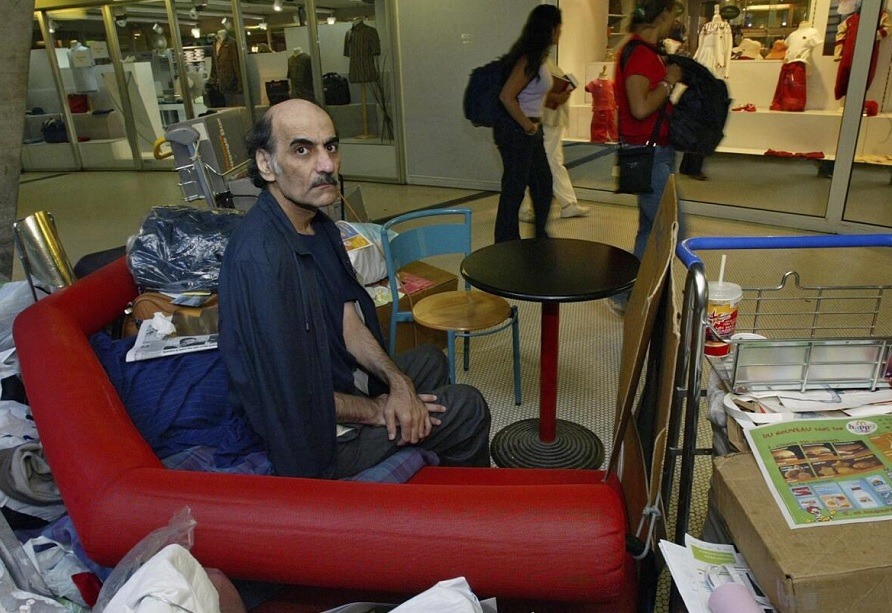 La historia de Mehran Karimi Nasseri, un iraní que vivió 18 años en el aeropuerto Charles de Gaulle de París, inspiró a que se filmara una película.