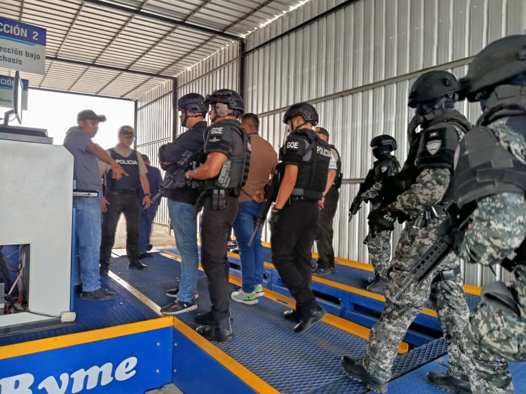 La intervención de la Policía Nacional a la Agencia de Tránsito de Manta.