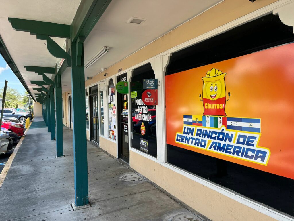 Las remesas siguen siendo un nexo vital para los migrantes ecuatorianos.