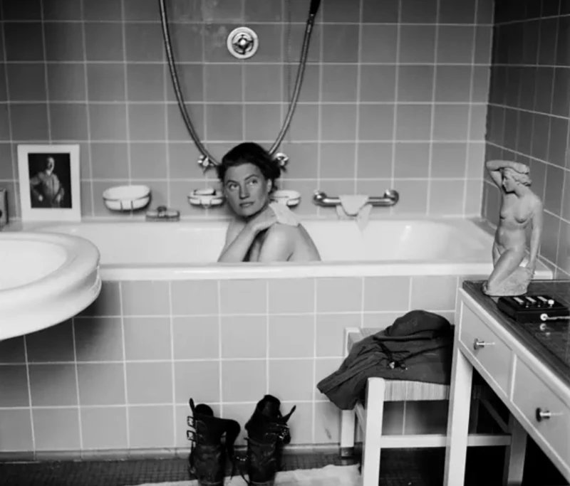 Lee Miller bañándose en la bañera de Adolf Hitler. Fue la única fotógrafa de combate de Europa durante la Segunda Guerra Mundial.