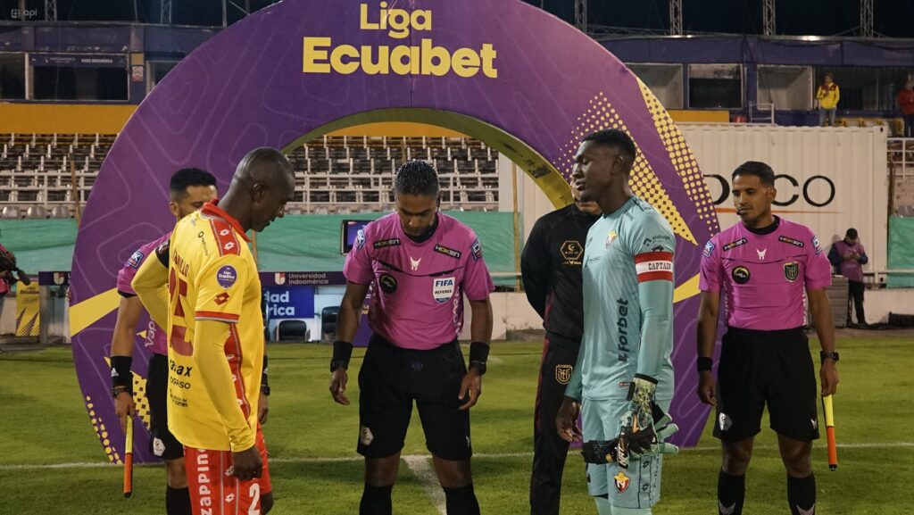 Árbitros de la Liga Pro.