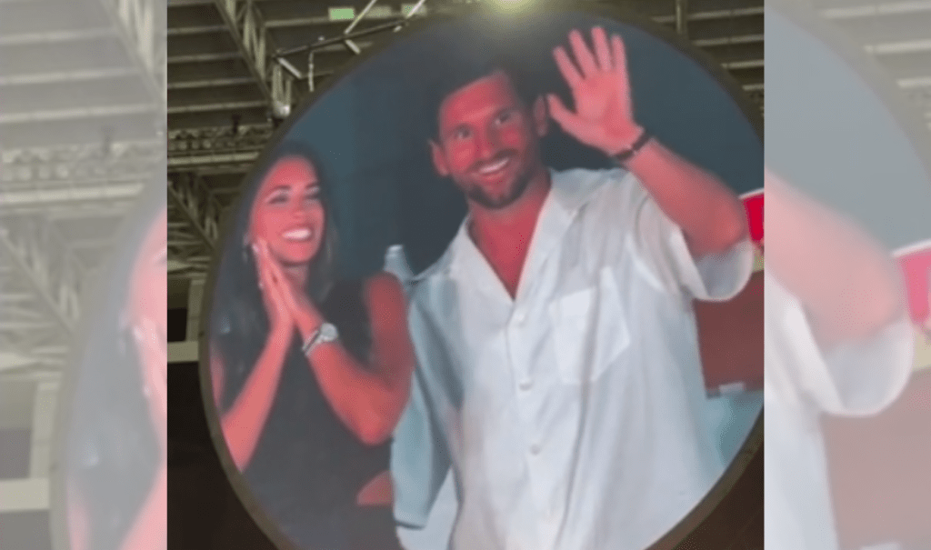Lionel Messi y Antonela Roccuzzo son captados por la “kiss cam” durante concierto de Coldplay