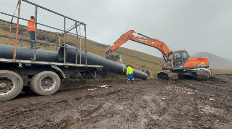 Llegan los primeros tubos a La Mica para restablecer el agua en el sur de Quito