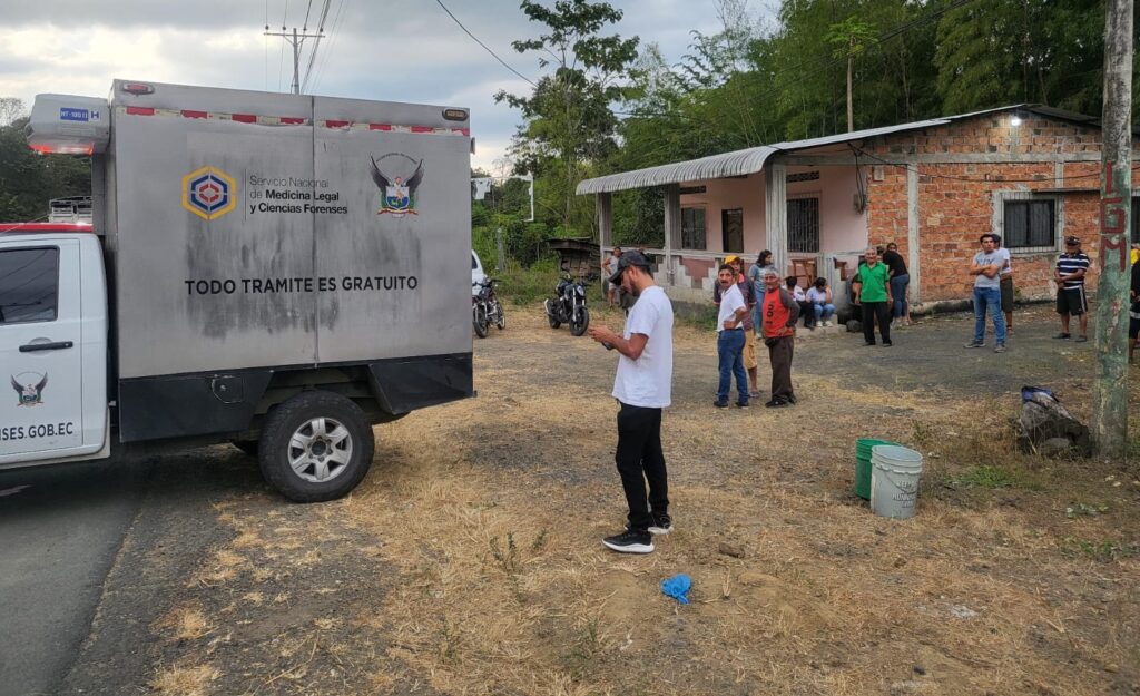 Los cuerpos fueron llevados por personal de medicina legal al centro forense de Manta para la autopsia de rigor.