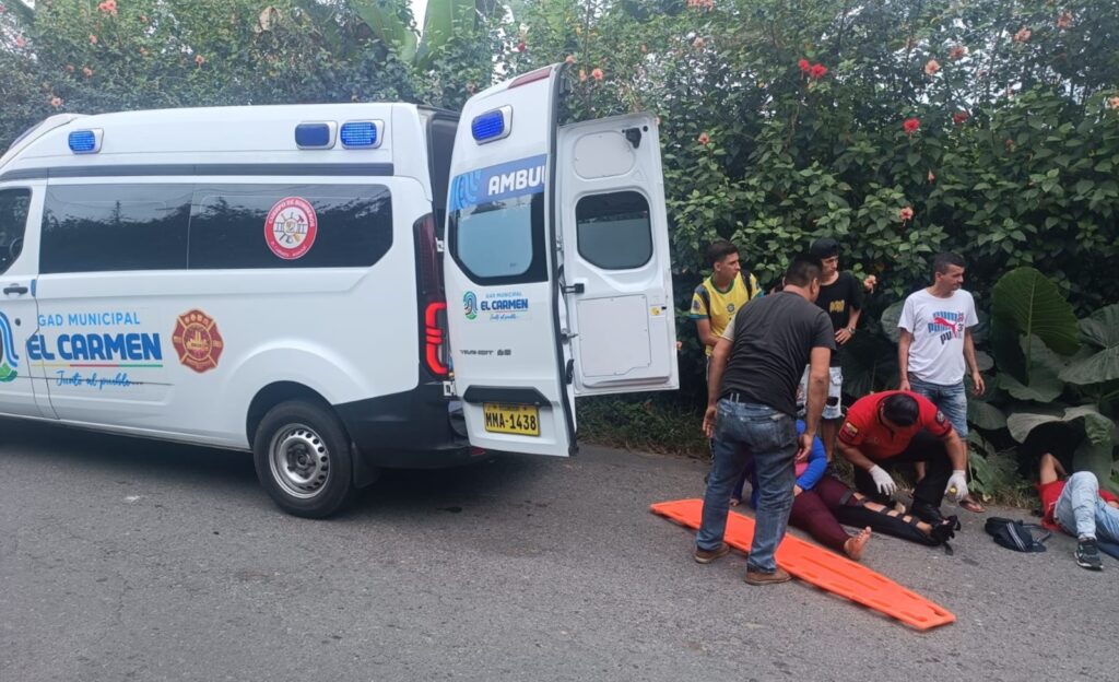 Los heridos fueron trasladados por paramédicos del Cuerpo de Bomberos de El Carmen a un hospital.