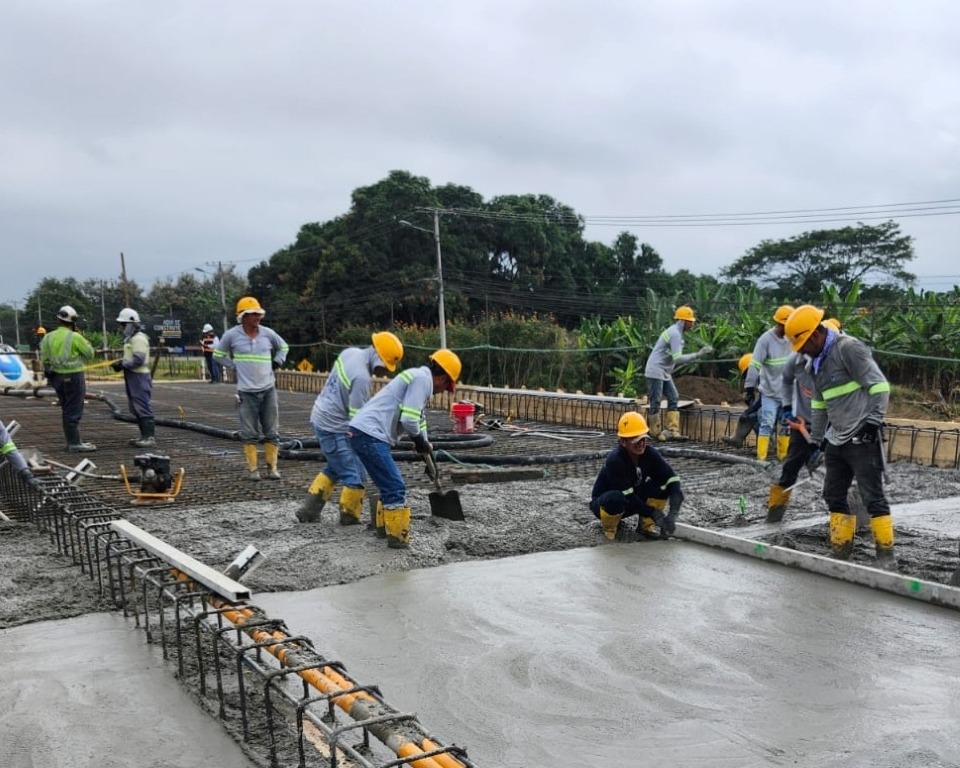 Los trabajos que se realizan en el puente Lodana., del cantón Santa Ana