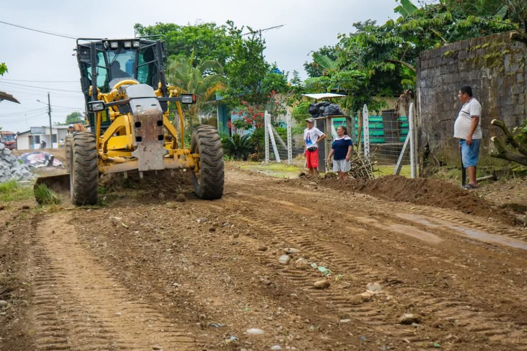 Los trabajos se centran en la apertura de caminos, reconformación de vías y colocación de material pétreo.