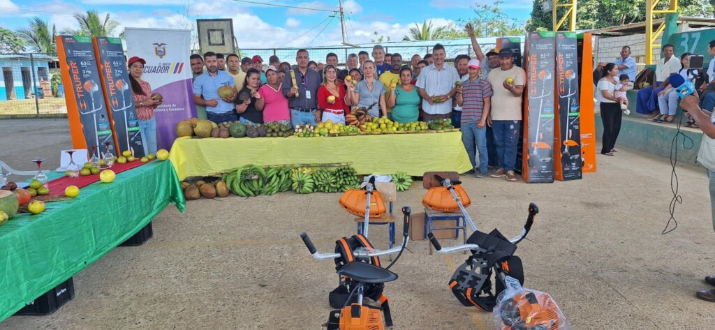 MAG impulsa productividad agrícola en Esmeraldas con entrega de motoguadañas