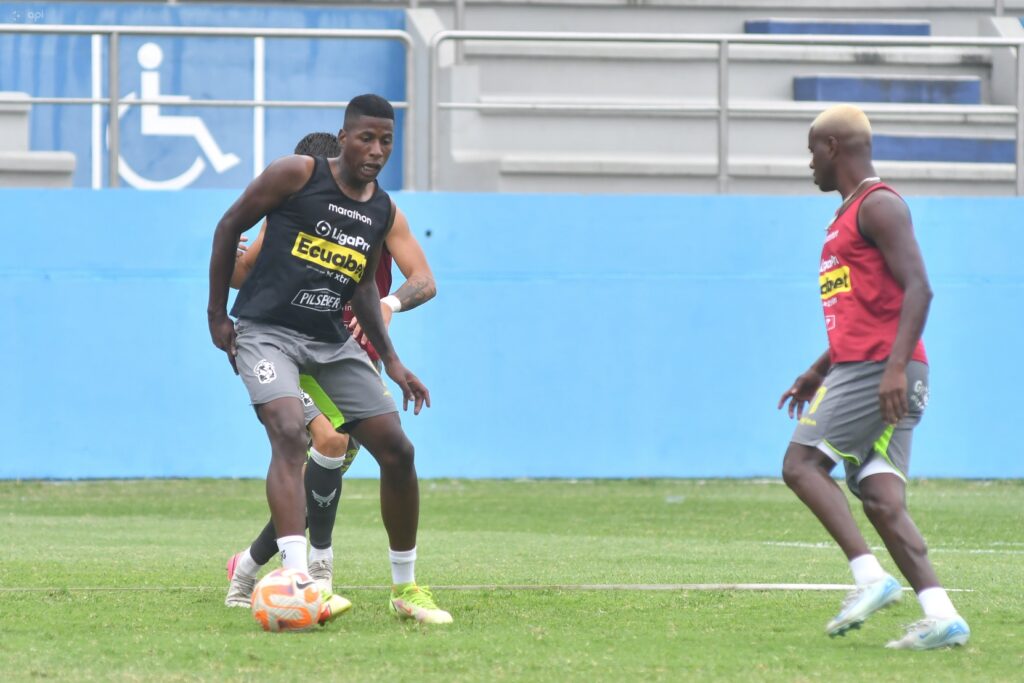 Jugadores del Manta previo a un partido por la Liga Pro.