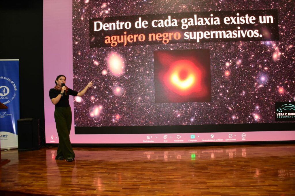 Silvana Delgado, de 28 años, obtuvo su doctorado en Astronomía y Física en Estados Unidos y el martes dictó una conferencia en la universidad Eloy Alfaro de Manabí.