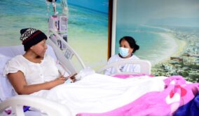 María Padilla comparte con su madre Elena Loor en la zona externa de Solca