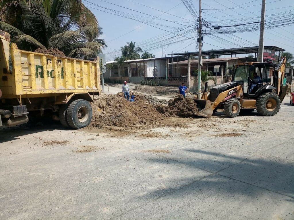Mientras en un cantón se activa un plan de contingencia ante el corte de agua potable, en otros se ejecutan obras viales