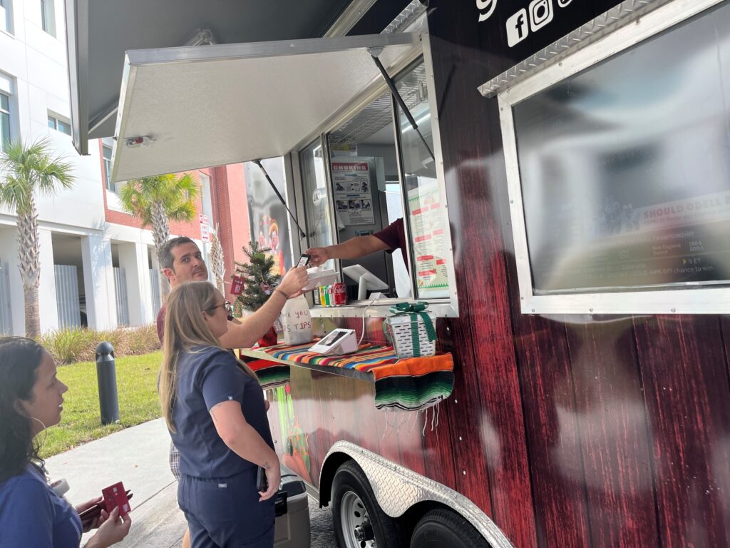 Migrantes hispanos de varias nacionalidades emprenden el negocio de estos carritos de comida (food truck).