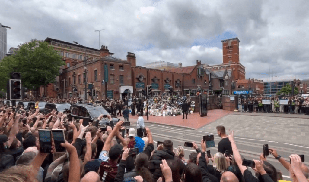 Miles de fans y familia despiden a Ozzy Osbourne en Birmingham, su ciudad natal