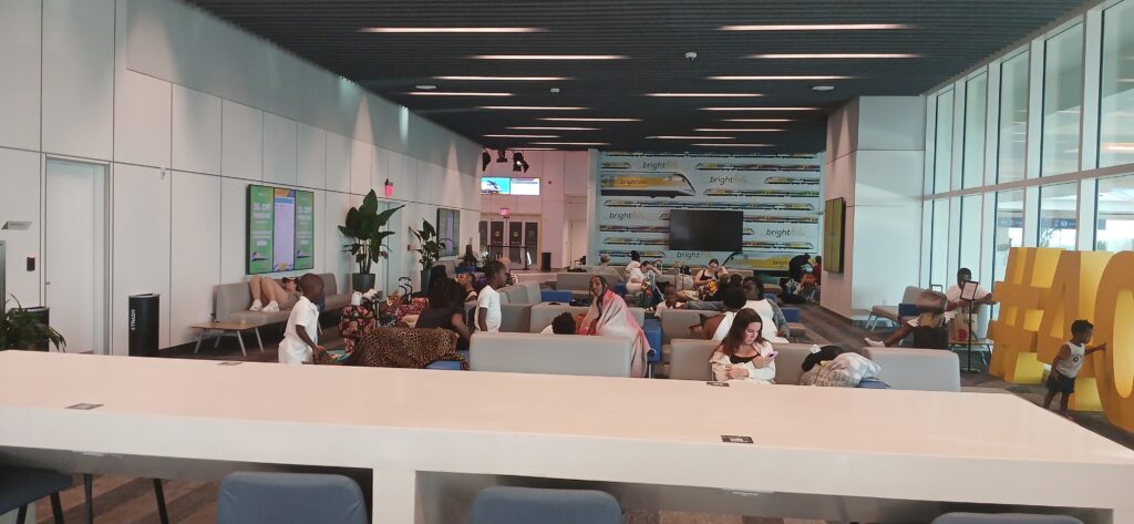 Moderna, luminosa y con un diseño pensado para el confort, así luce la estación de Brightline en Orlando, una de las elogiadas de Florida.