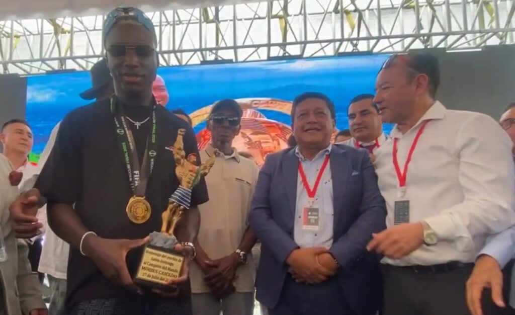 Moisés Caicedo recibe llaves de la ciudad y un Tsáchila de Oro en homenaje en Santo Domingo, la tierra que lo vio nacer