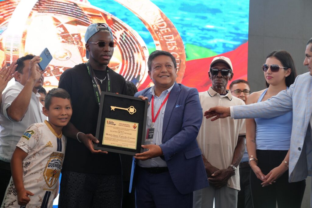 Moisés Caicedo sale a comprar pan en un monopatín y conquista Santo Domingo