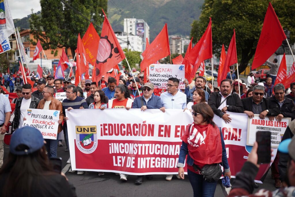 Movilización de docentes en Ecuador cuestiona Ley de Integridad