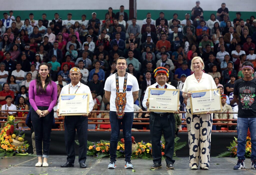Noboa entrega títulos de propiedad en Morona Santiago para comunidades Shuar