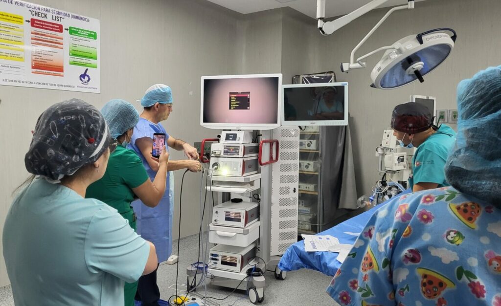 Nuevas torres laparoscópicas mejoran atención en hospitales de Azuay, Cañar y Morona Santiago