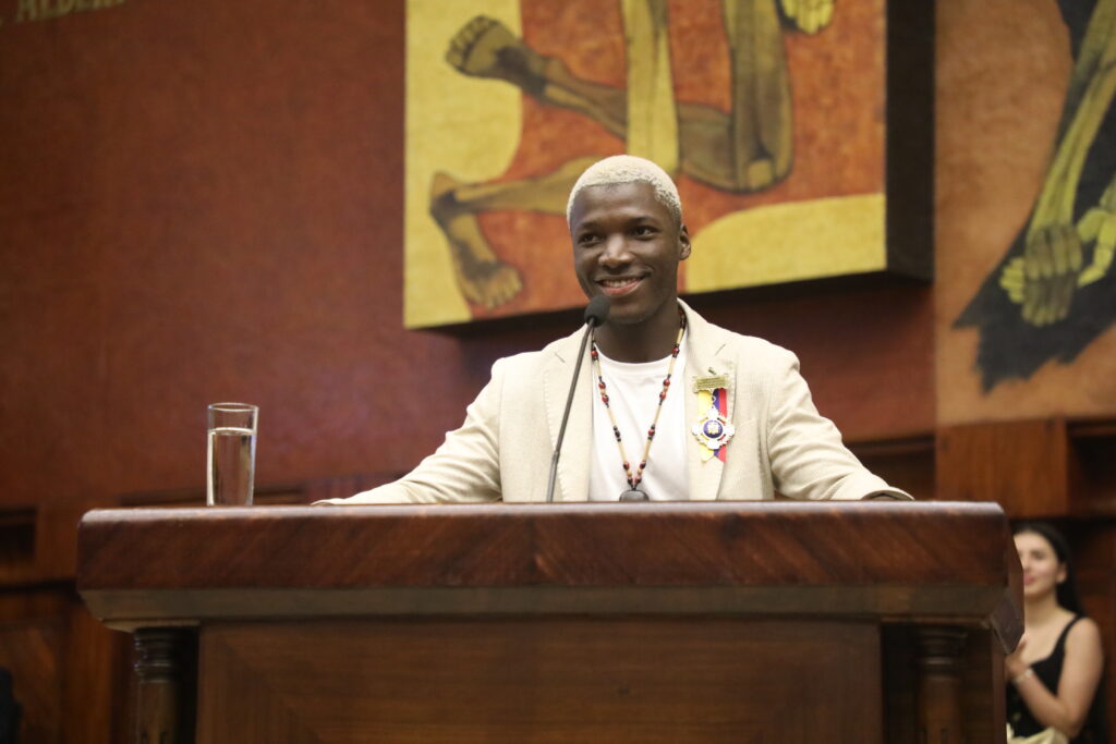 “Nunca olviden a Dios”: Moisés Caicedo agradece con humildad tras recibir reconocimiento nacional