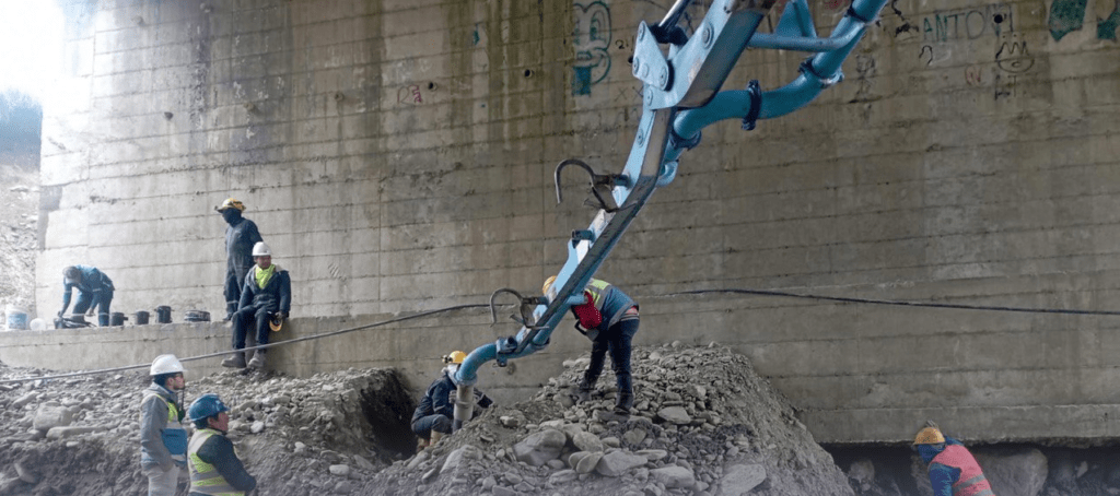 Obras de recuperación en puente El Capulí tras socavamiento