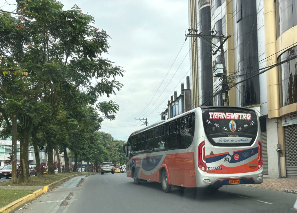 Operadoras de transporte urbano en Santo Domingo incumplen cobro electrónico pese a sanciones