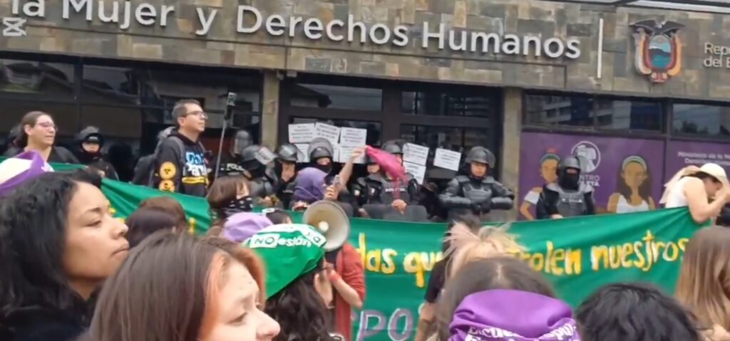 Organizaciones de mujeres protestan en Quito contra fusión de Ministerios