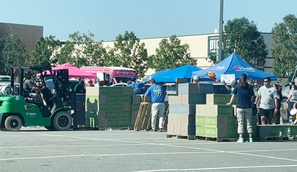 Organizaciones locales abren sus puertas para que familias migrantes reciban alimentos gratis varias veces al mes.