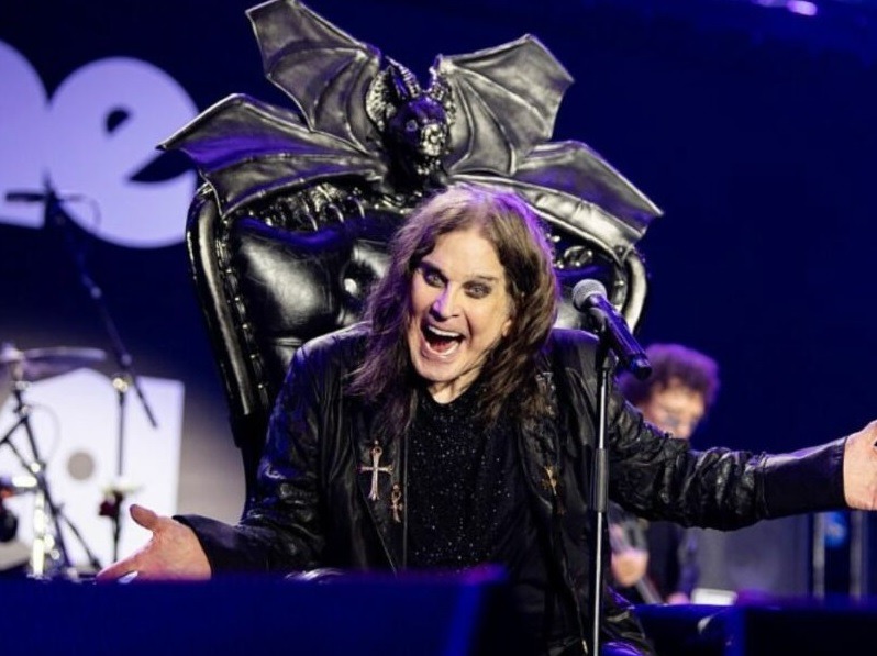 Ozzy Osbourne, icónico líder de la banda Black Sabbath y pionero del heavy metal, falleció a los 76 años, según un comunicado de su familia.
