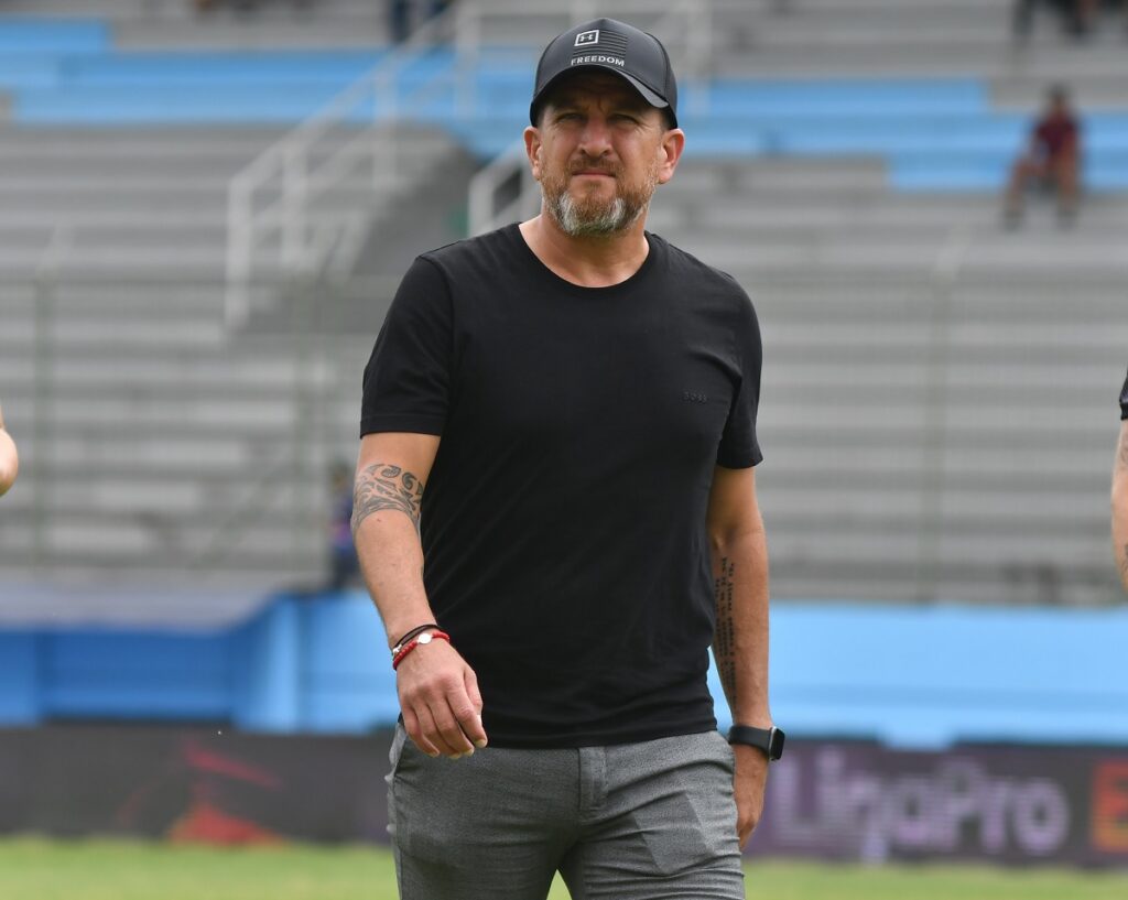 Patricio Javier Urrutia, entrenador de Delfín SC, denunció este martes 8 de julio la detención injusta de su hijo tras un allanamiento.