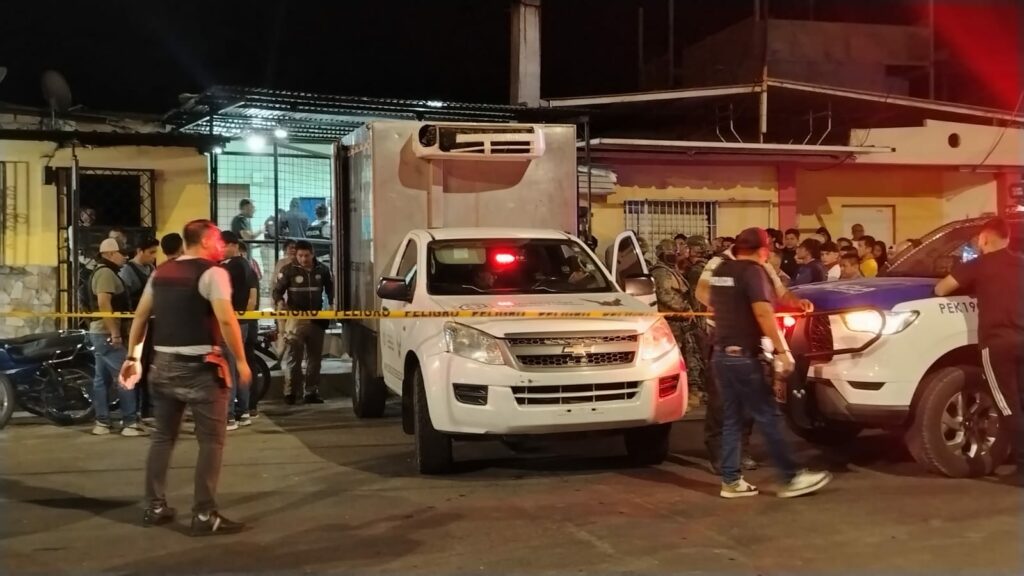 Personal de Criminalística en la escena del asesinato en el barrio Las Cumbres