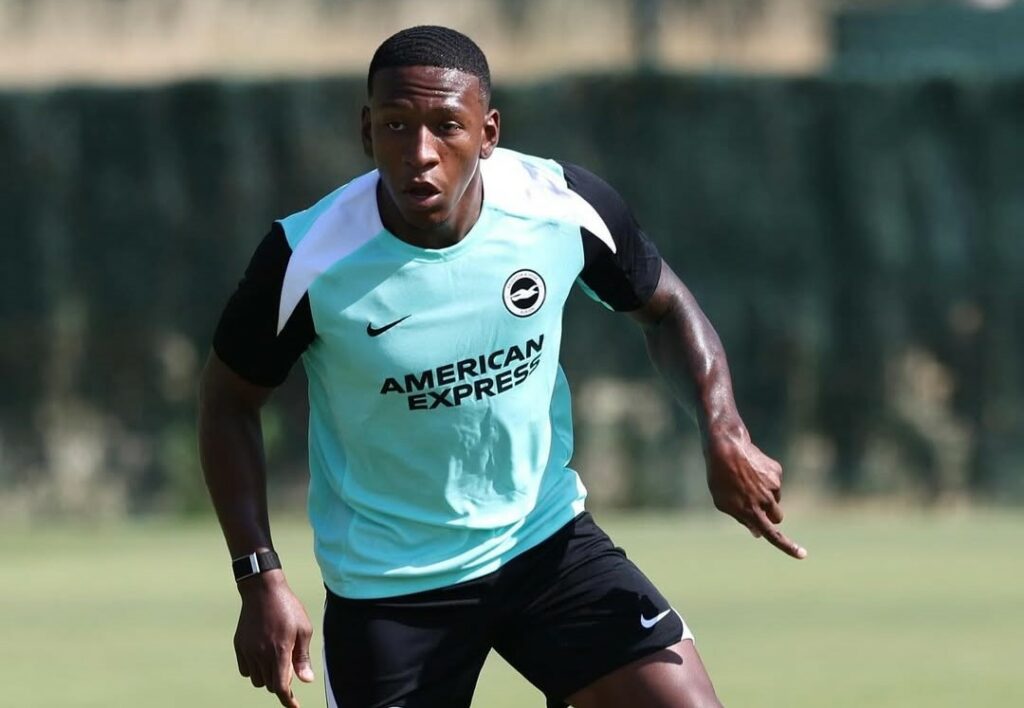 Pervis Estupiñán busca salida del Brighton mientras juega en victoria ante Stoke City
