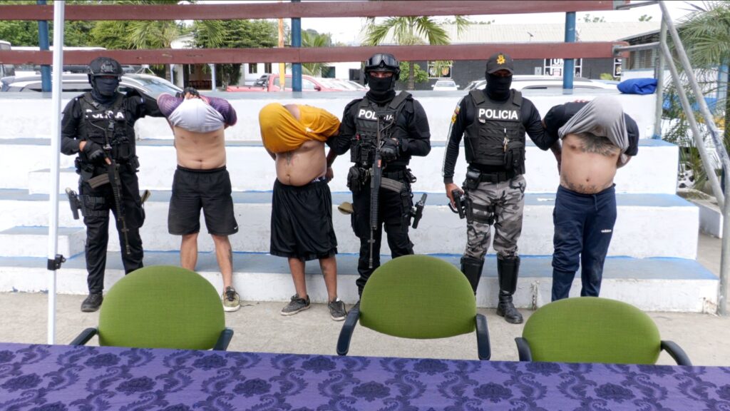 Policía Nacional captura a tres sospechosos armados tras asesinato de agente en la vía Portoviejo–Manta