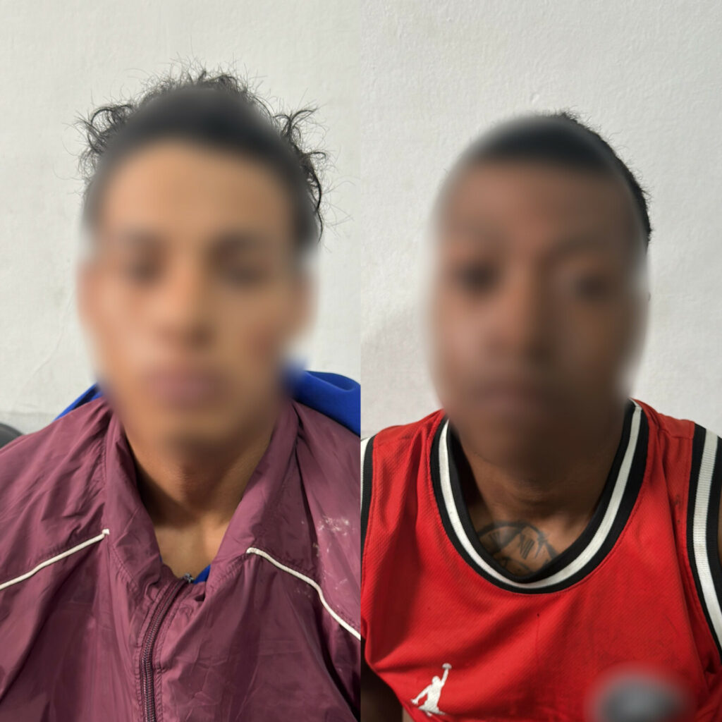Policía captura a dos presuntos extorsionadores vinculados a 'Los Lobos' en Santo Domingo