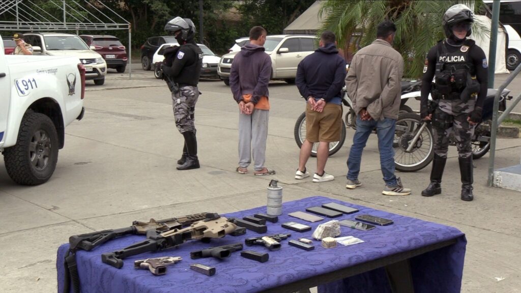 Policía incauta arsenal ilegal en operativos contra el crimen organizado en Manabí