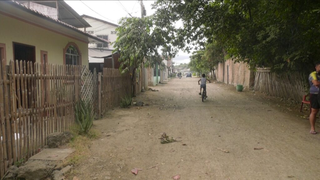 Polvo, malos olores y abandono: así está una calle clave en Picoazá, Portoviejo