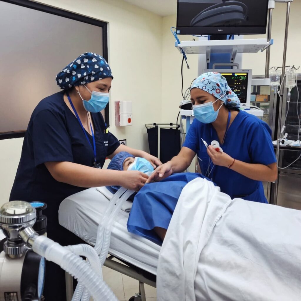 Profesionales atenderán a niños que accederán a cirugías gratuitas de labio fisurado y paladar hendido como parte de la campaña Operación Sonrisa en Santo Domingo.