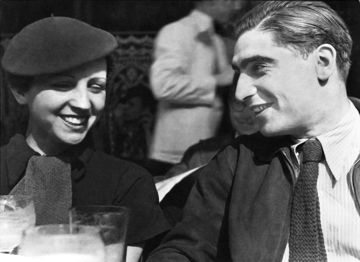 Endre Friedmann y Gerda Taro habían huido de la persecución nazi, se enamoraron y empezaron a trabajar juntos en la capital francesa. Ellos crearon a Robert Capa.