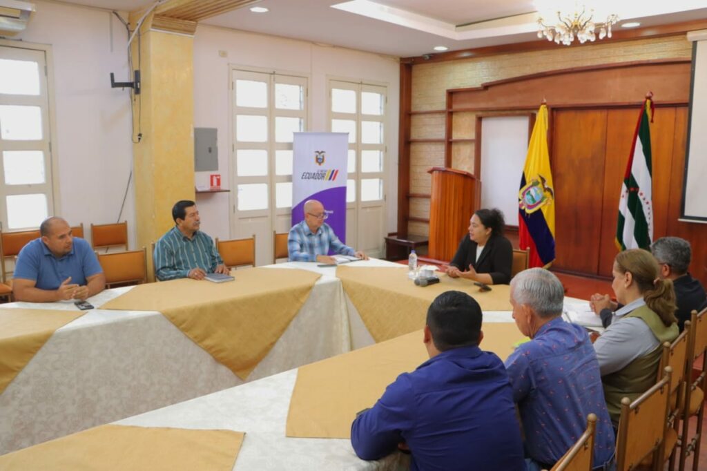 Reunión de gobernadora Aurora Valle con integrantes de la Unión de Cooperativas de Manabí