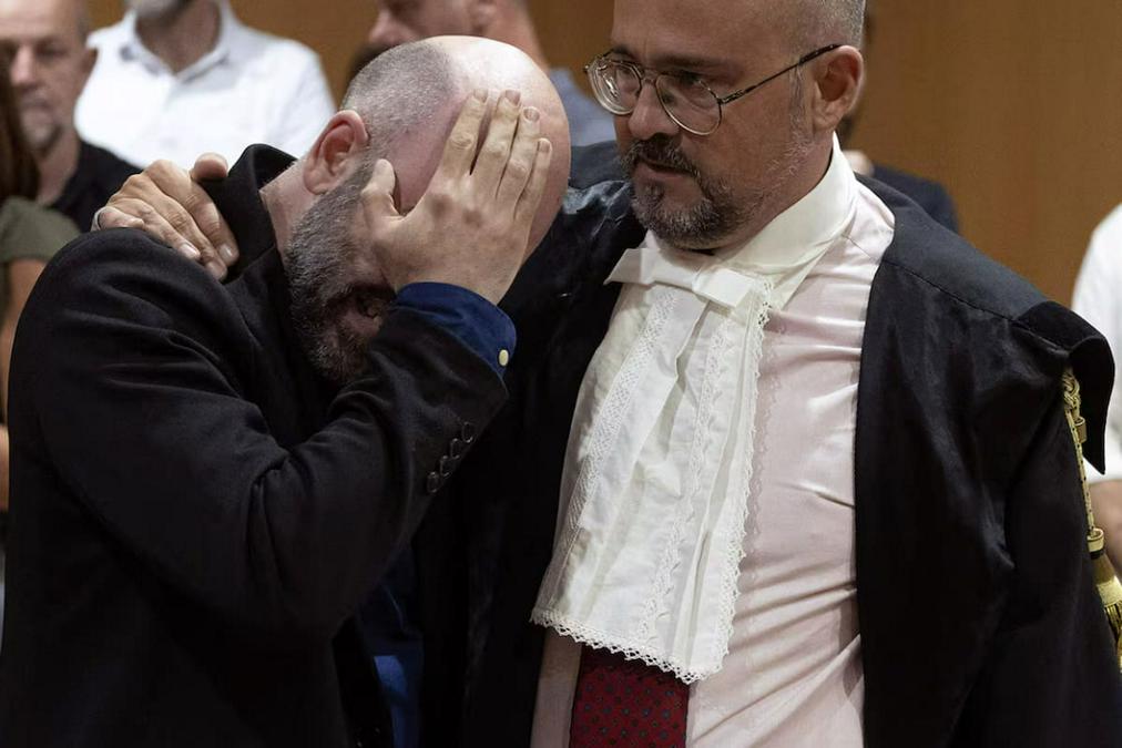 Roberto Saviano obtiene justicia, 17 años después, y llora amargamente en el tribunal.