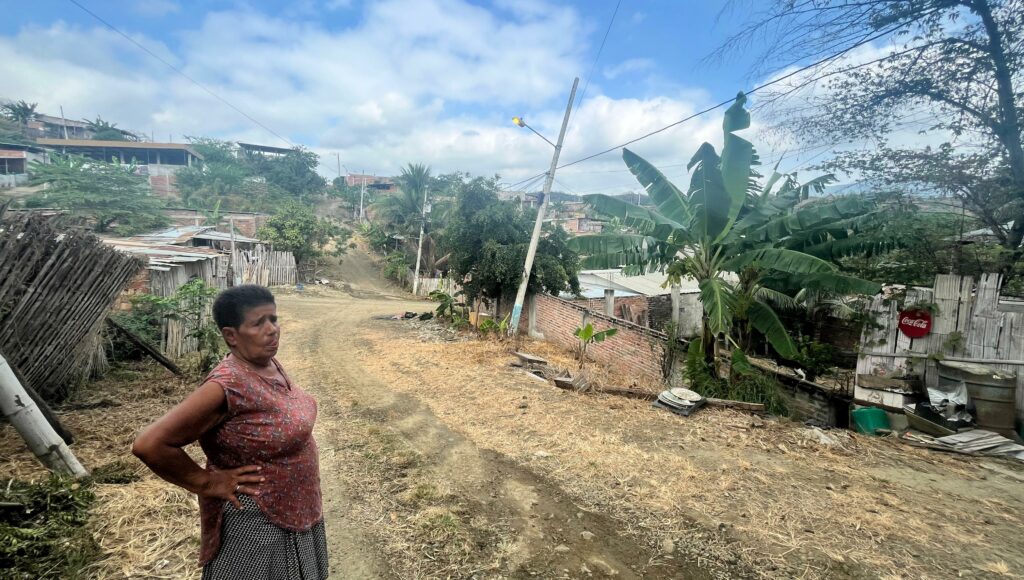 Sin agua y con postes en riesgo: El abandono de la ciudadela Fabián Palacios de Portoviejo